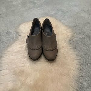 Dr. Scholl’s bootie, color taupe, size 8, never worn